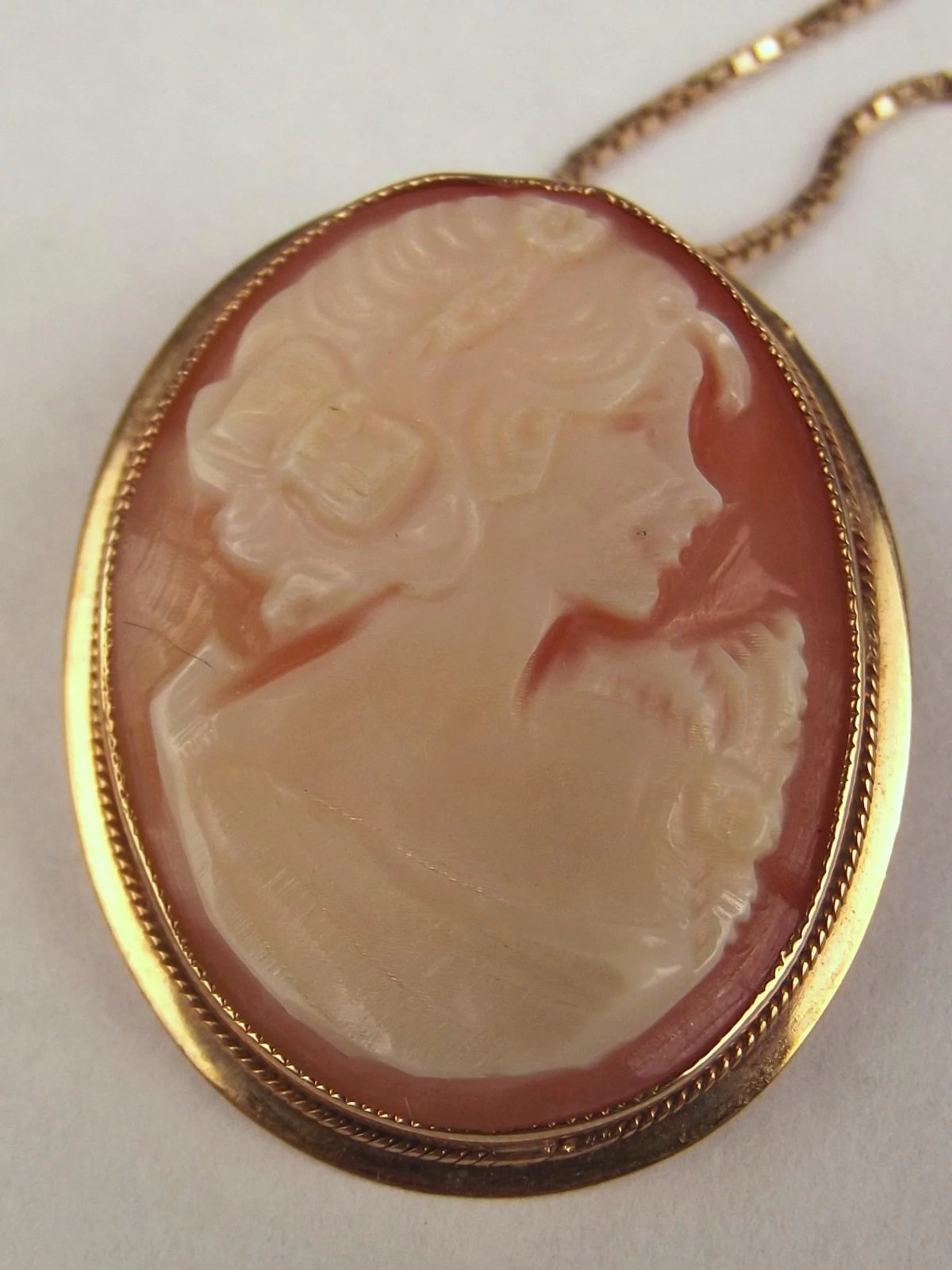 GOLD CAMEO NECKLACE