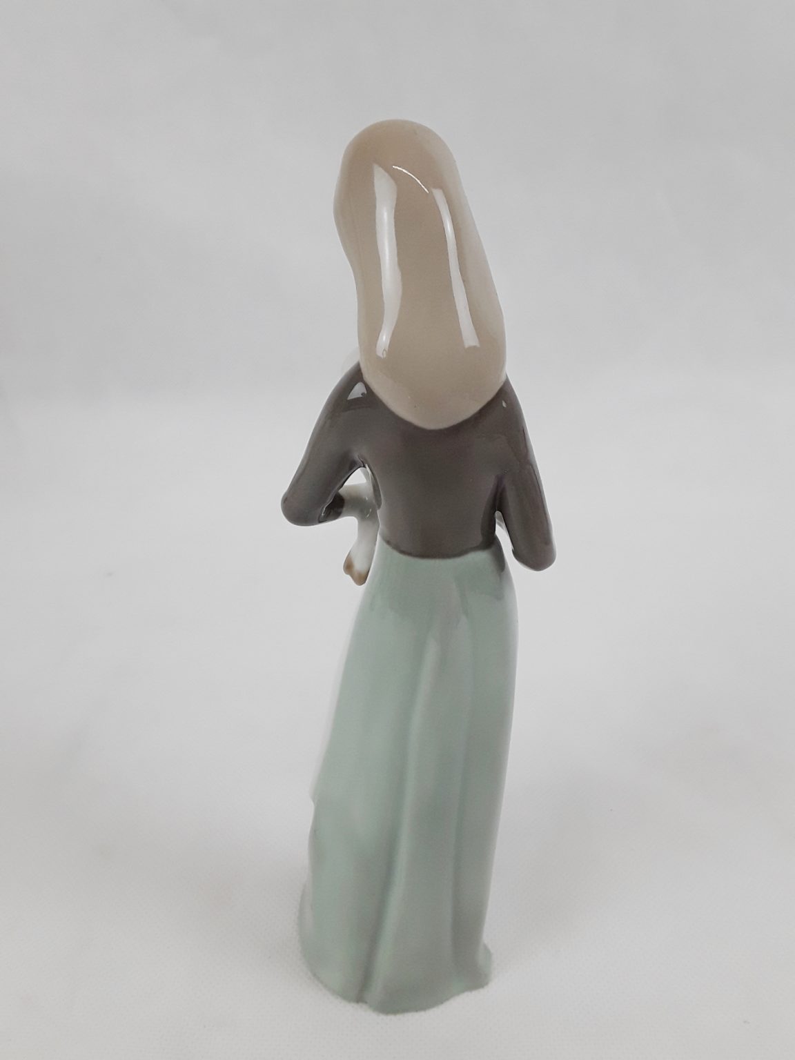 Lladro Nao Figurine Of Girl With Lamb Sally Antiques 3737