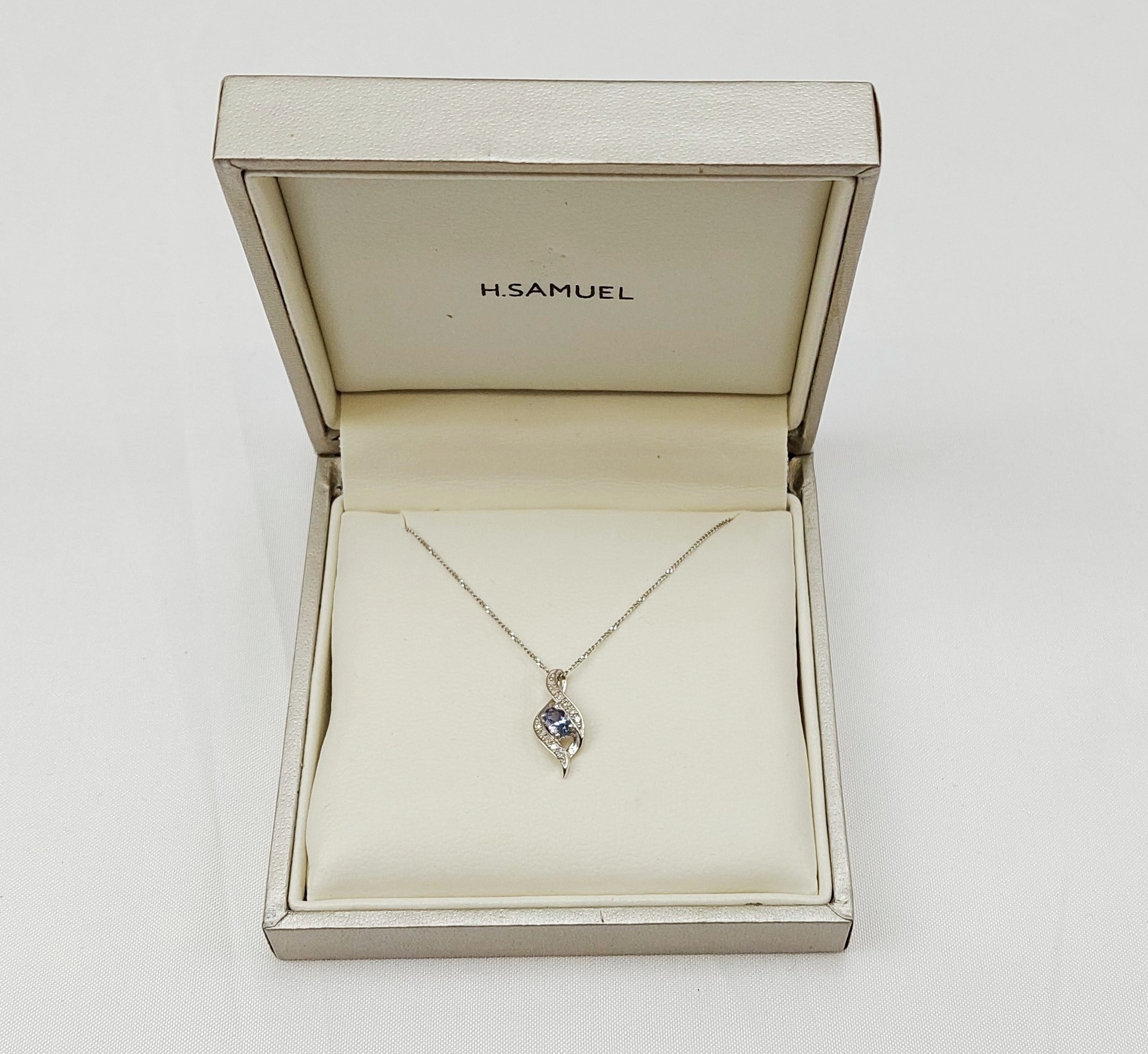 Classique Diamond Teardrop Pendant Necklace in 18K Gold – Devotion Diamonds