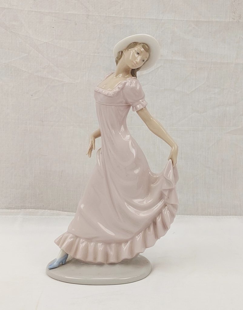 Lladró - Vincente Martinez - Statuette, Dama com Pomba - 22 cm