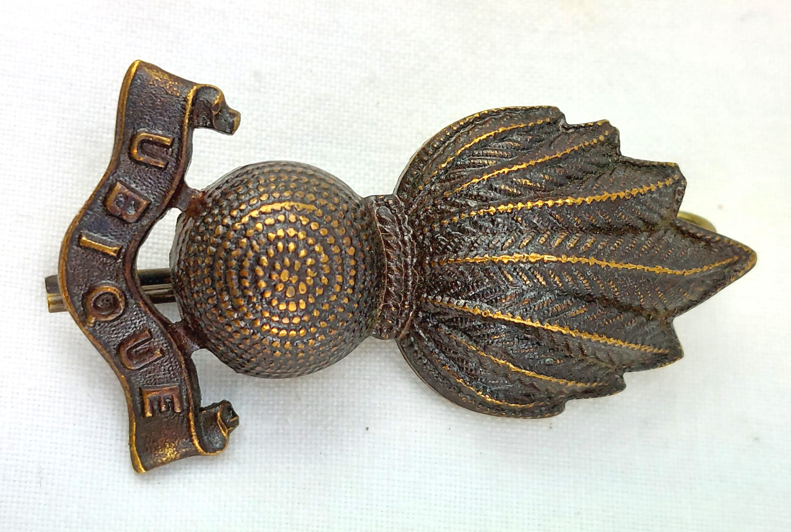 British, Royal Artillery Corps 'Ubique', Collar or Cap Badge (1)