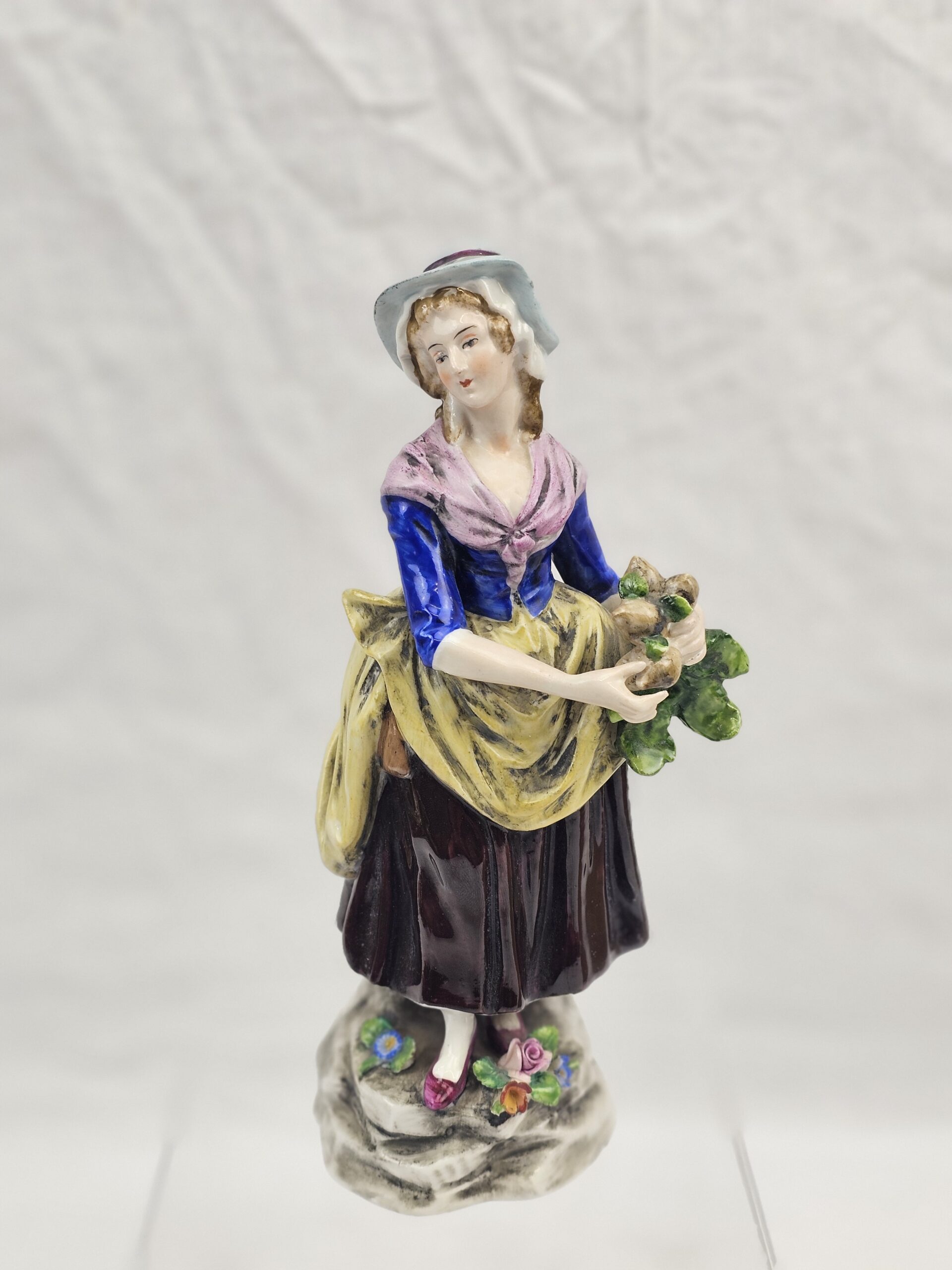 c1920 Sitzendorf Porcelain Figurine Of A Lady Turnip Seller (1)