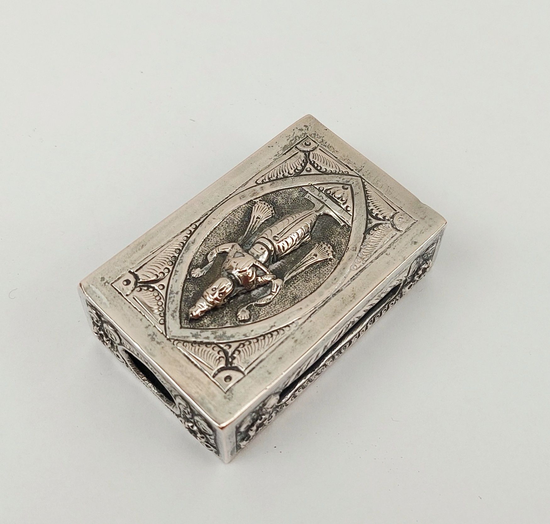 JA_4171209789 - White Metal Silver Indian Themed Matchbox Holder (1)