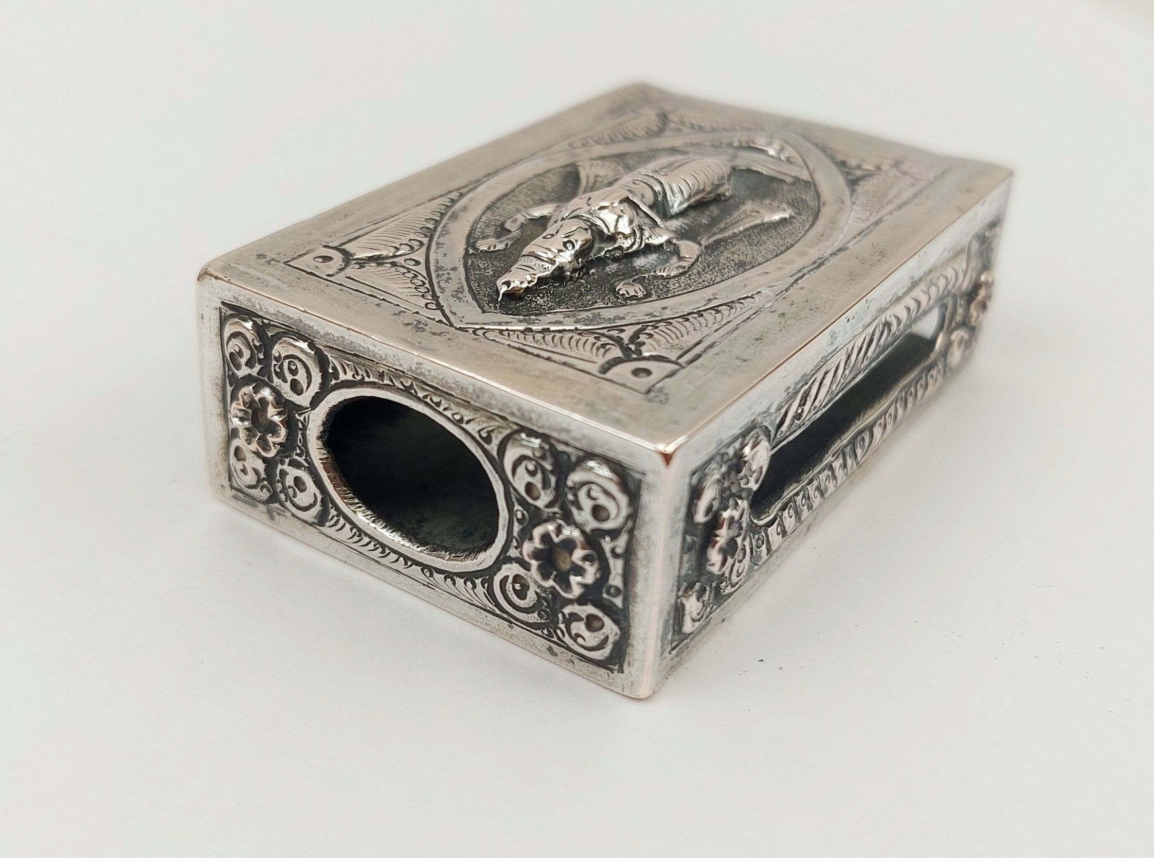 JA_4171209789 - White Metal Silver Indian Themed Matchbox Holder (2)