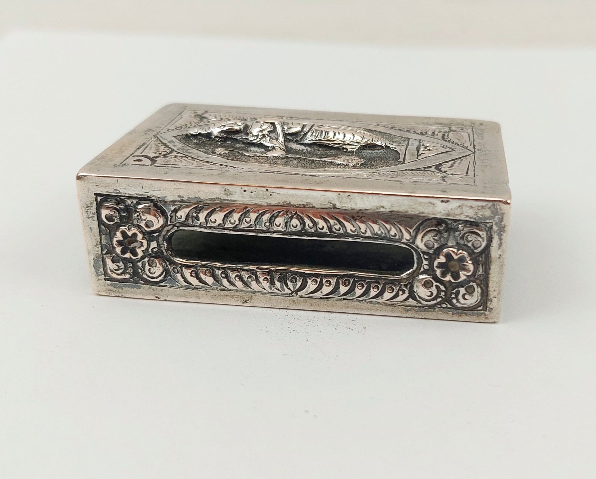 JA_4171209789 - White Metal Silver Indian Themed Matchbox Holder (3)