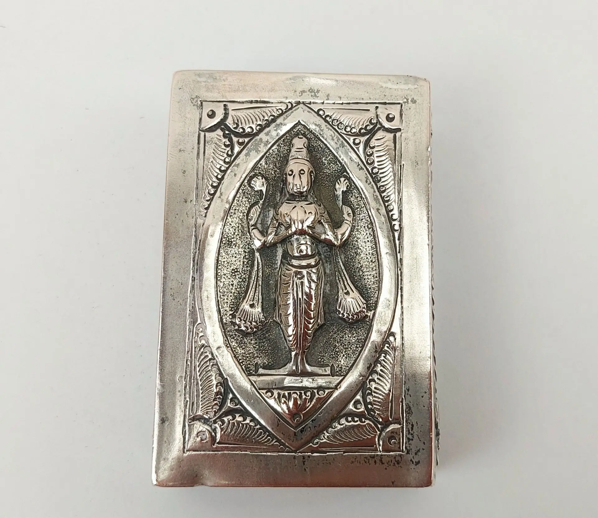 JA_4171209789 - White Metal Silver Indian Themed Matchbox Holder (5)
