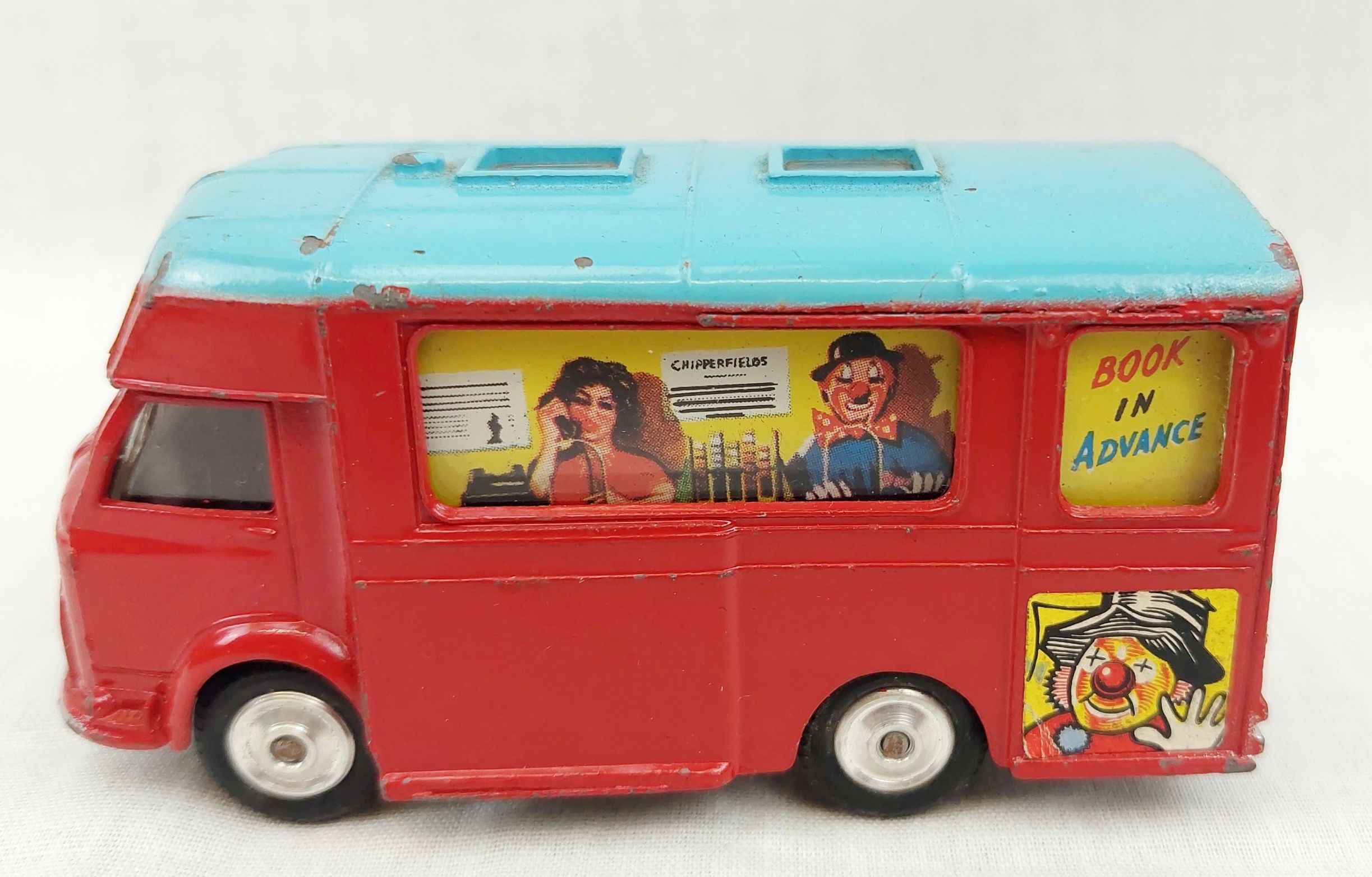 Corgi Toys 426 Chipperfields Circus Smiths Karrier Van - Sally