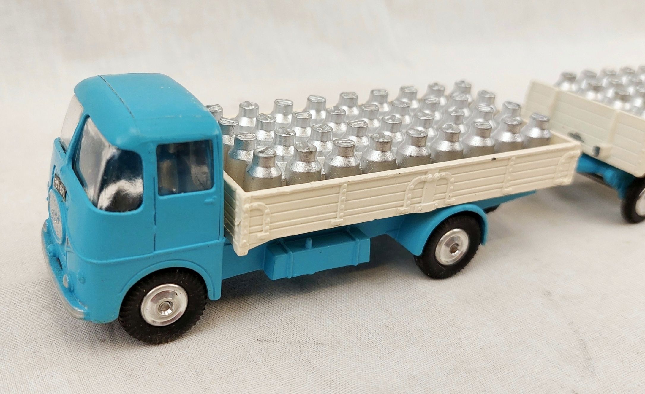 Corgi Toys Gift Set 2 E.R.F. Dropside Lorry & Platform Trailer With Milk Churns 2