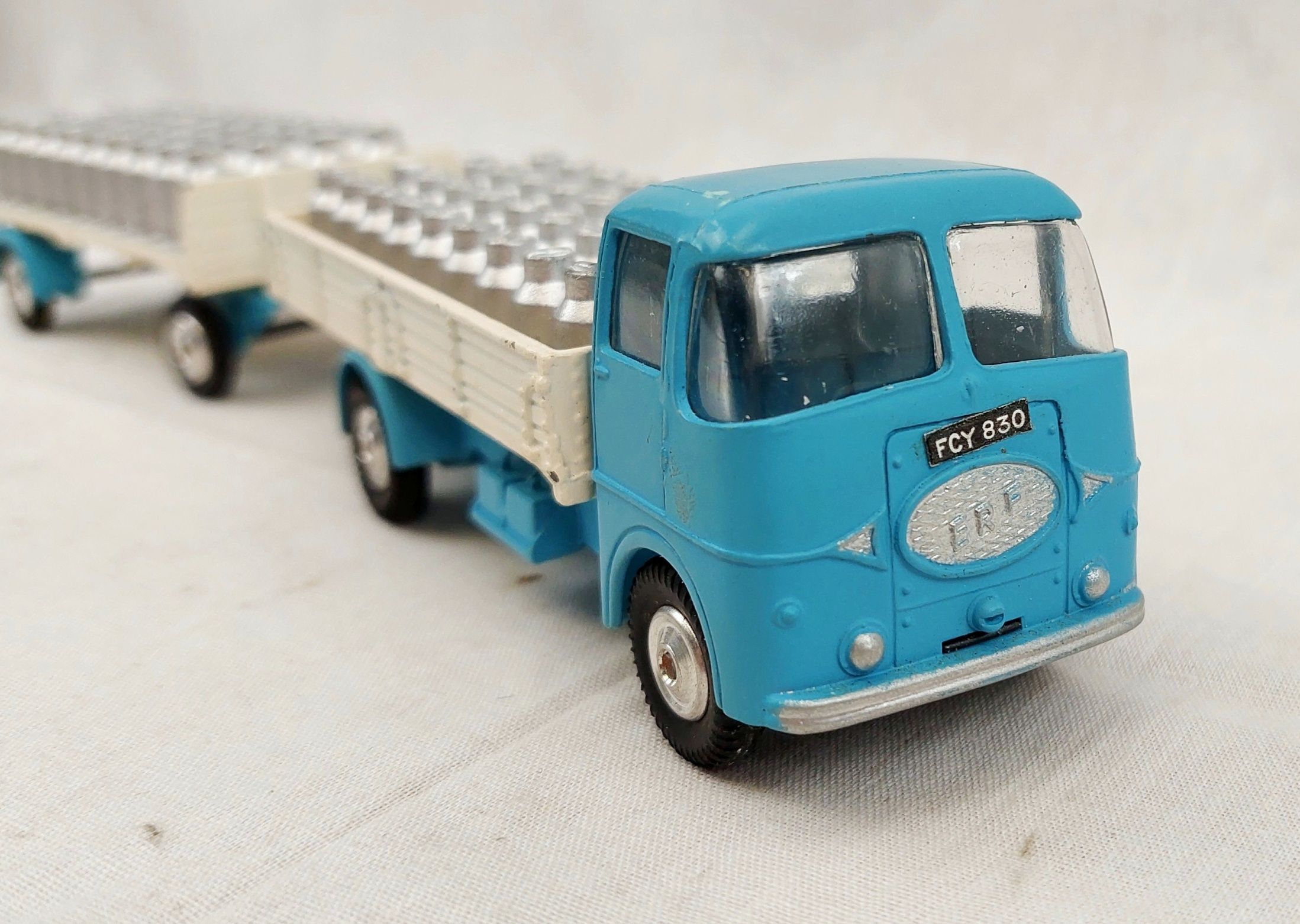 Corgi Toys Gift Set 2 E.R.F. Dropside Lorry & Platform Trailer With Milk Churns 4