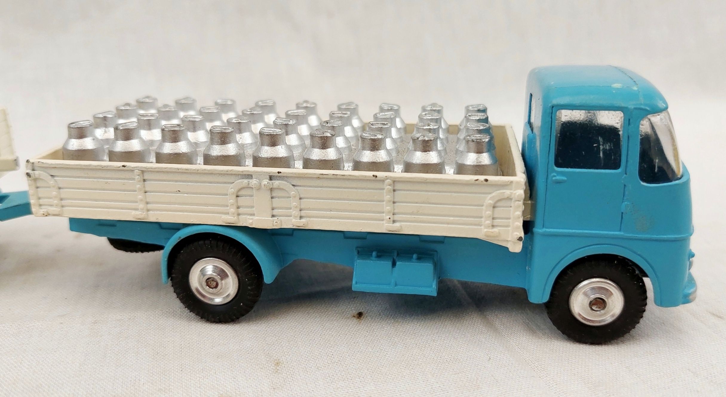 Corgi Toys Gift Set 2 E.R.F. Dropside Lorry & Platform Trailer With Milk Churns 5
