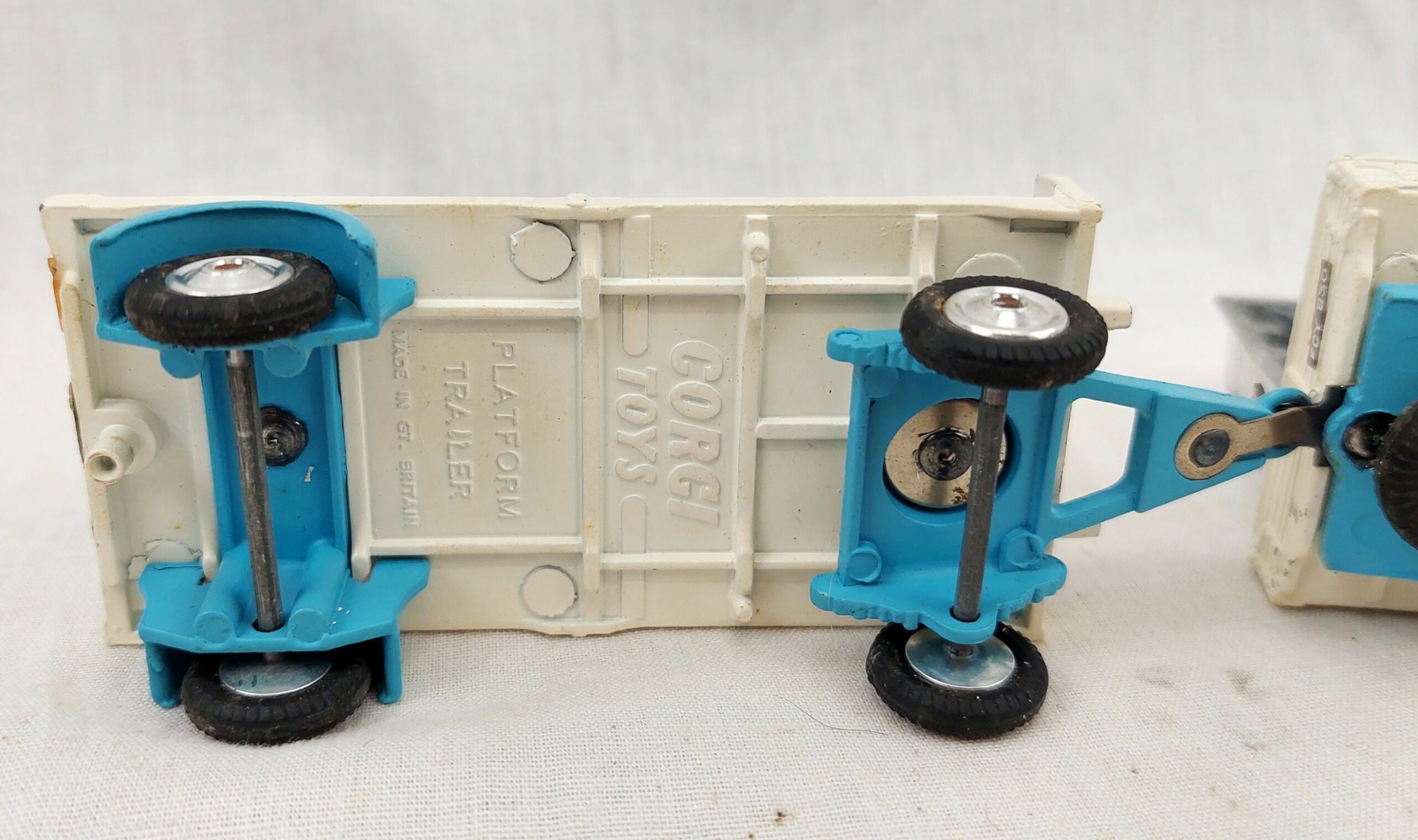 Corgi Toys Gift Set 2 E.R.F. Dropside Lorry & Platform Trailer With Milk Churns 7