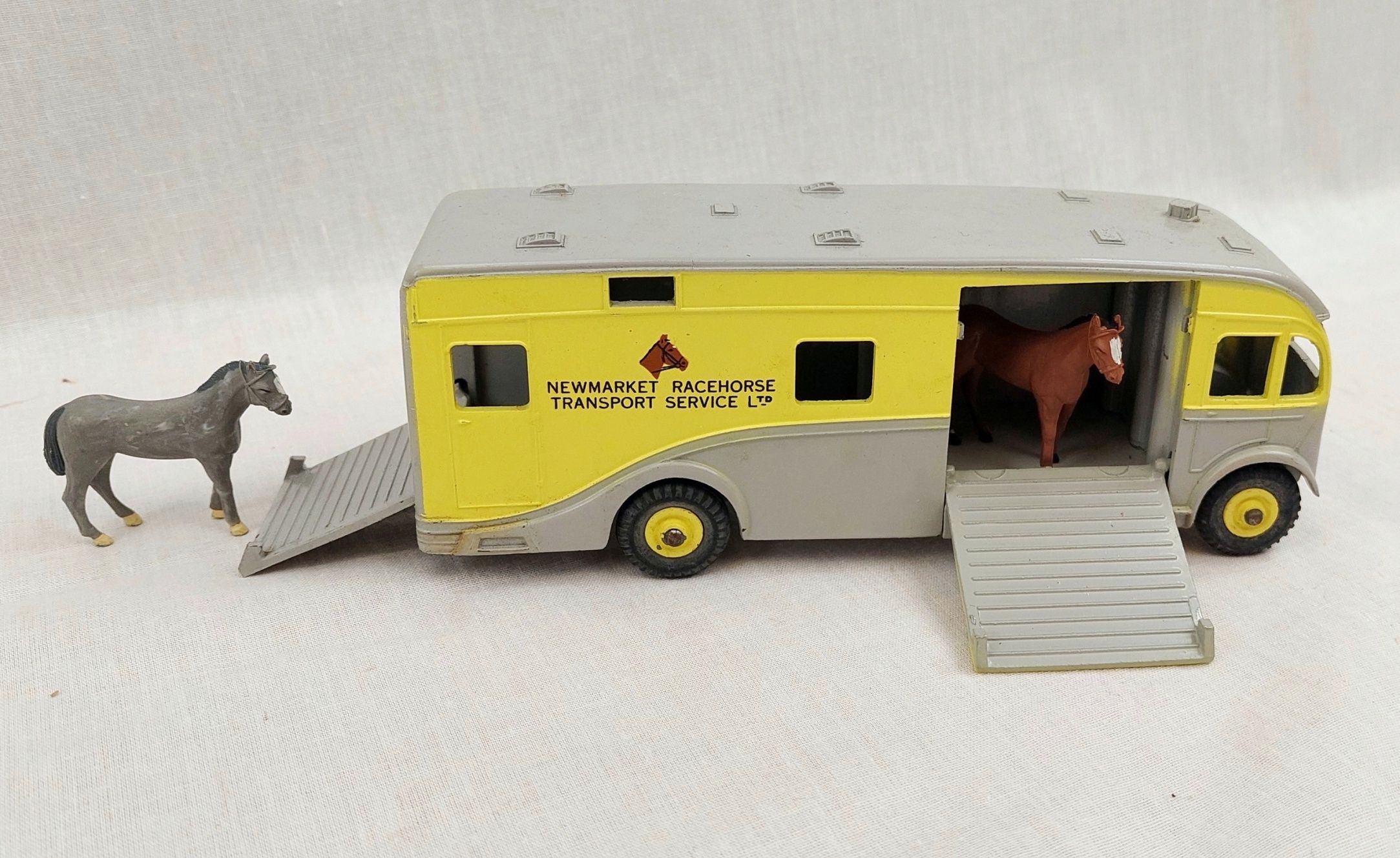 ミニカー DINKY SUPERTOYS 979 RACEHORSE TRANSPORT Dinky Supertoys 979 Newmarket Horse Box - Sally Antiques