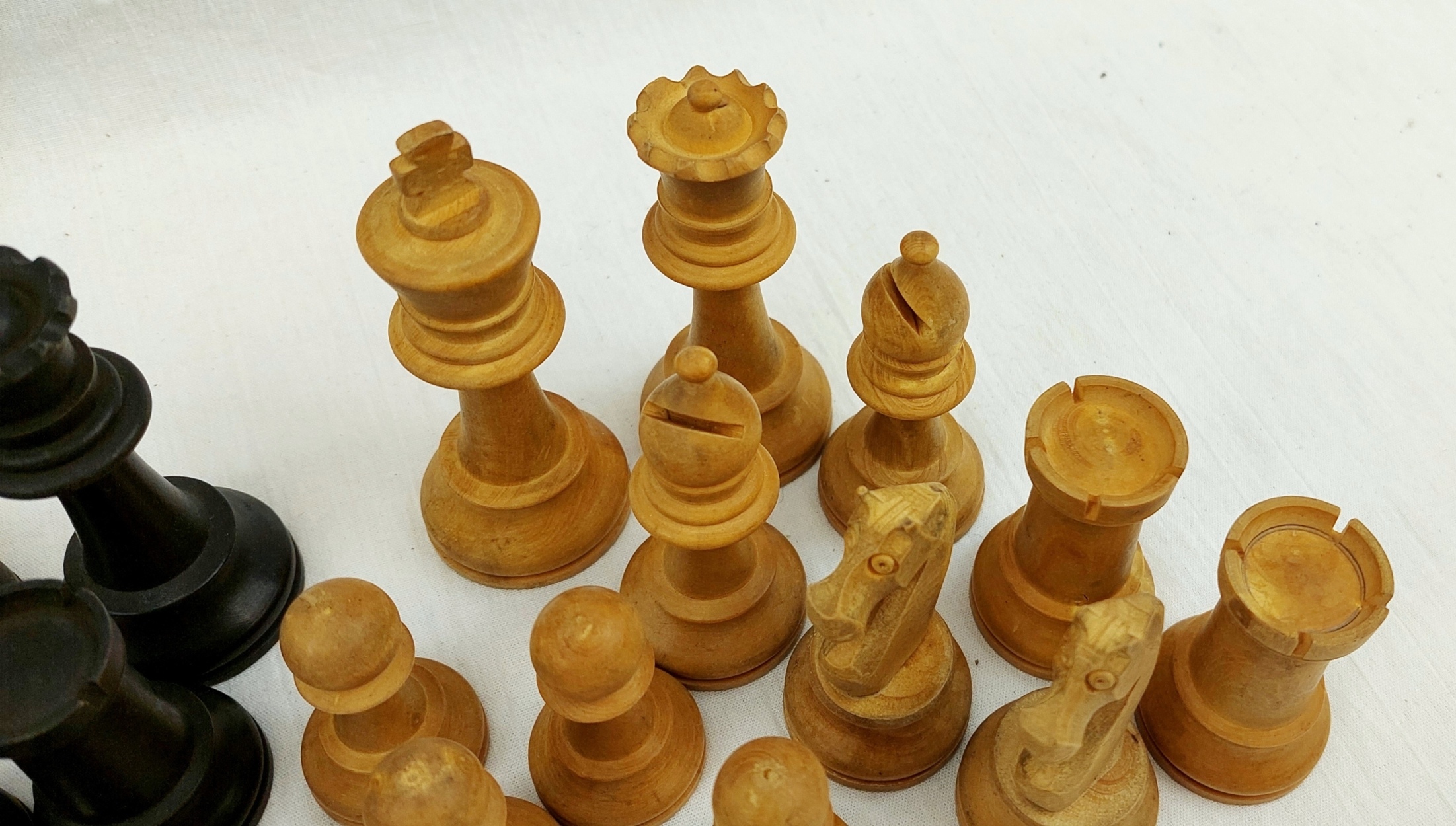 Carved Wooden Staunton Pattern Chess Set In A Wooden Box 2