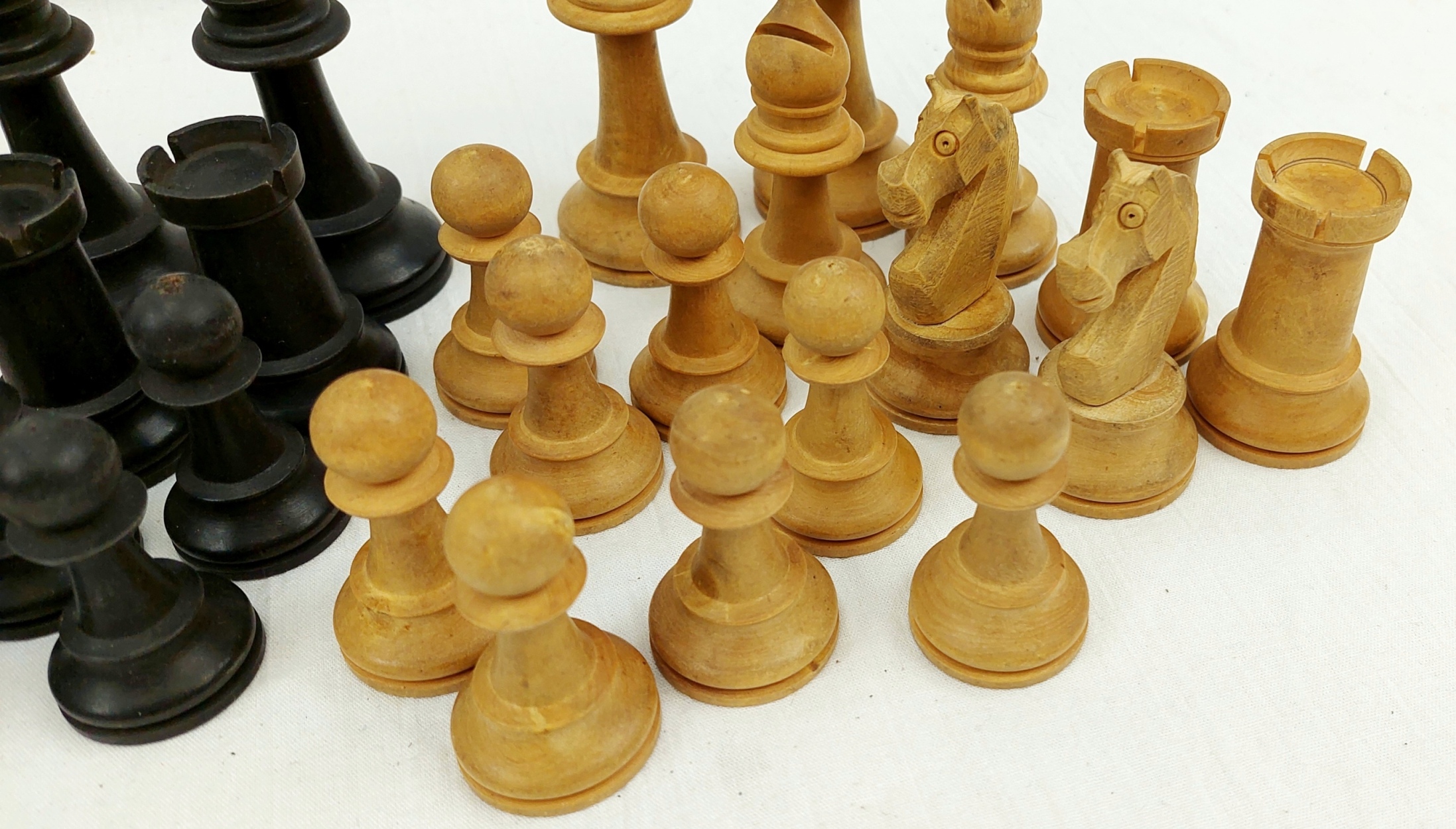 Carved Wooden Staunton Pattern Chess Set In A Wooden Box 3