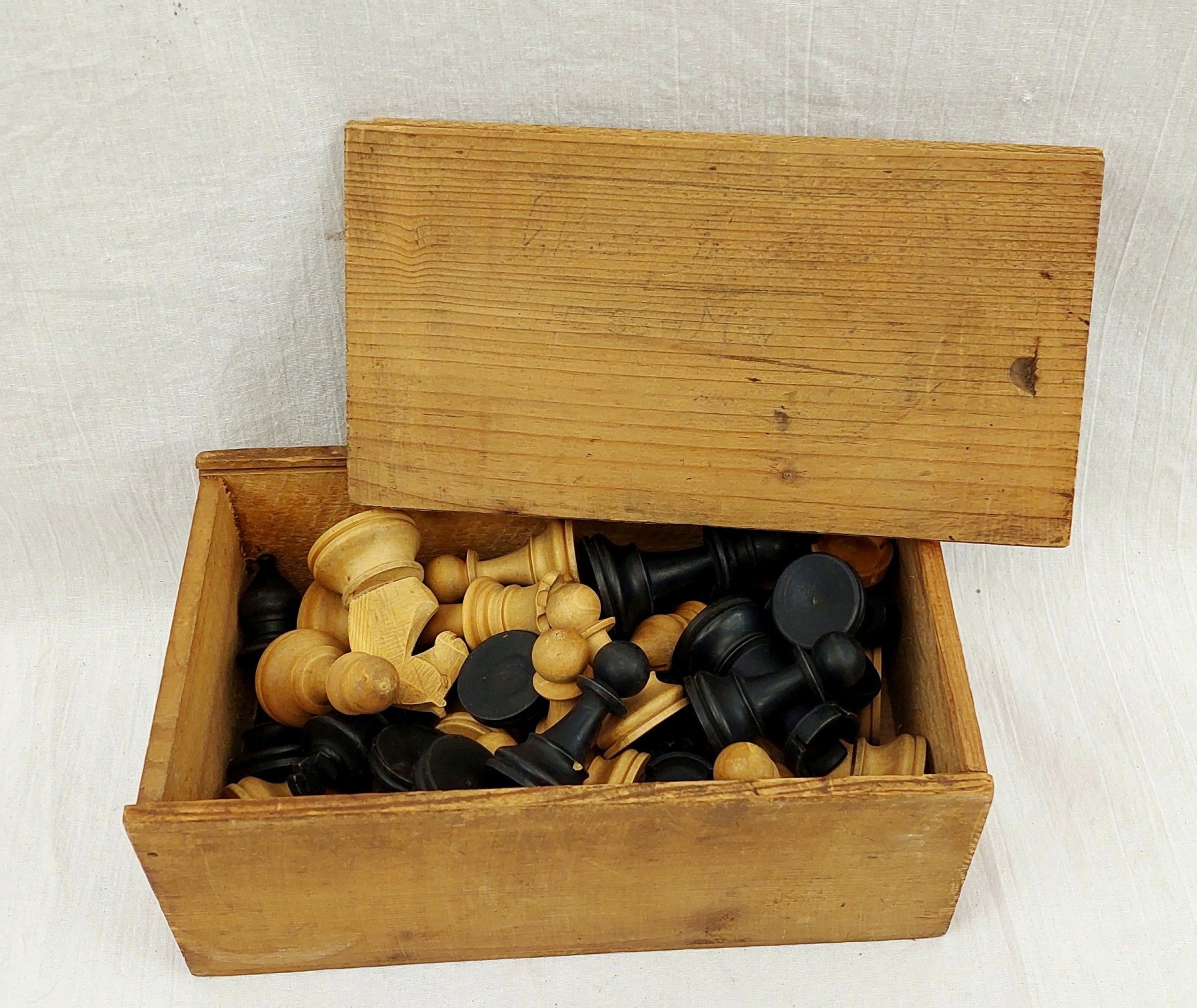 Carved Wooden Staunton Pattern Chess Set In A Wooden Box 9