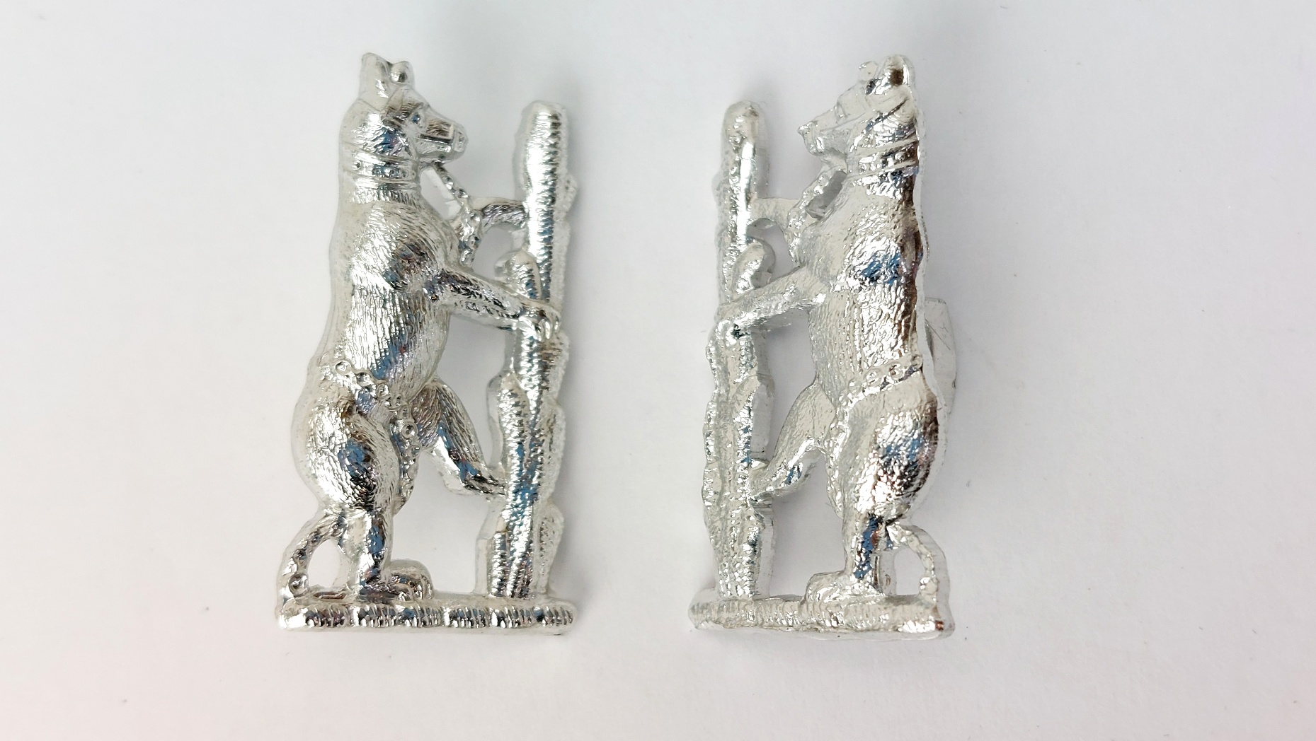 British Post-War Warwickshire Yeomanry Collar Badge Pair, Bear and Ragged Staff, Staybrite Pattern (1)