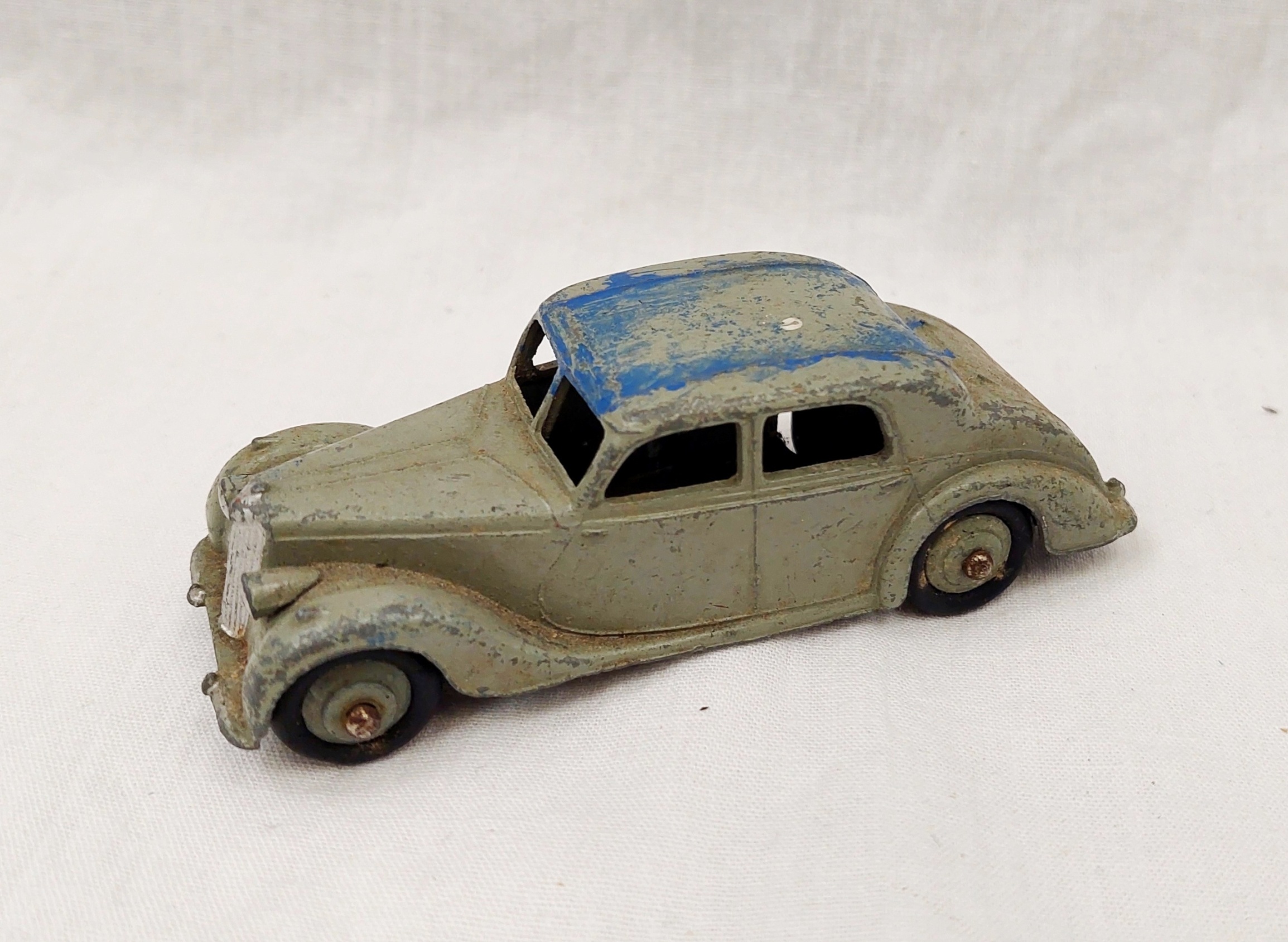 DinkyToys 158 Riley Saloon 1