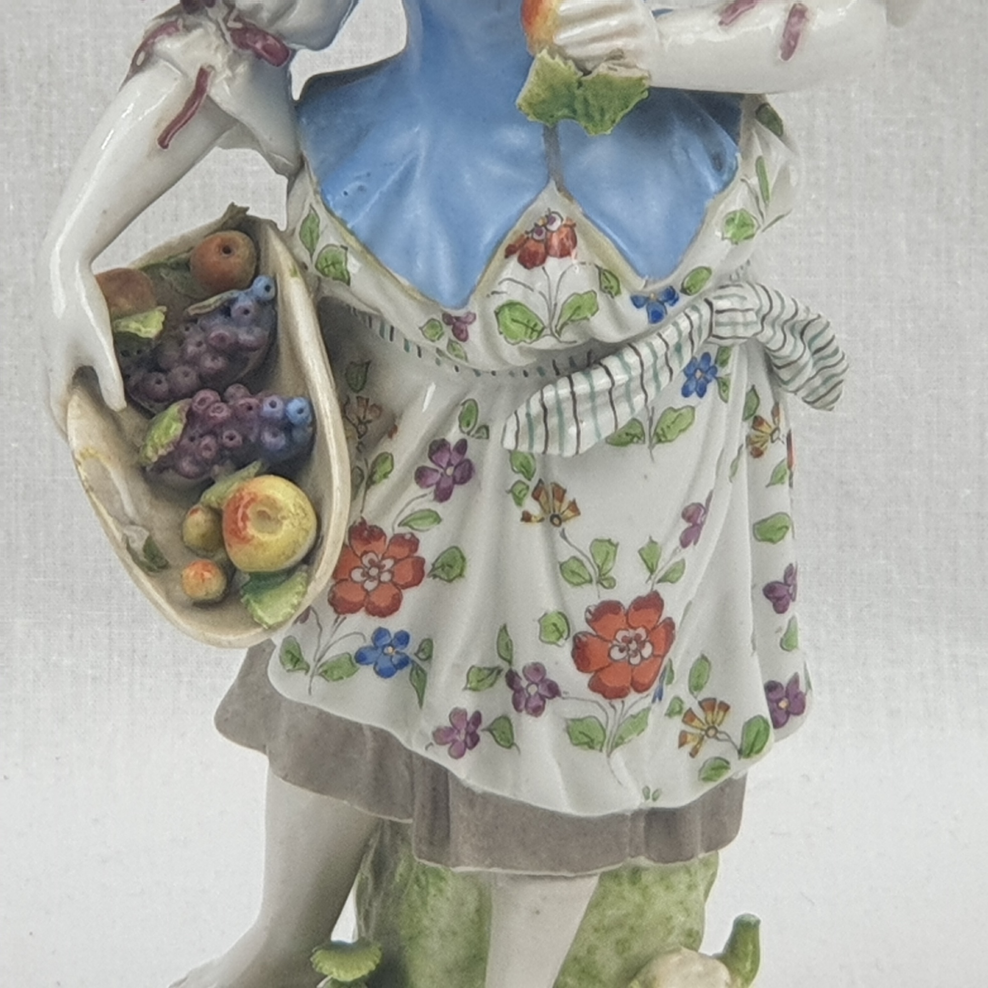 1880s Augustus Rex Porcelain Figurine Of A Lady With Fruit Basket By Helena Wolfsohn 7