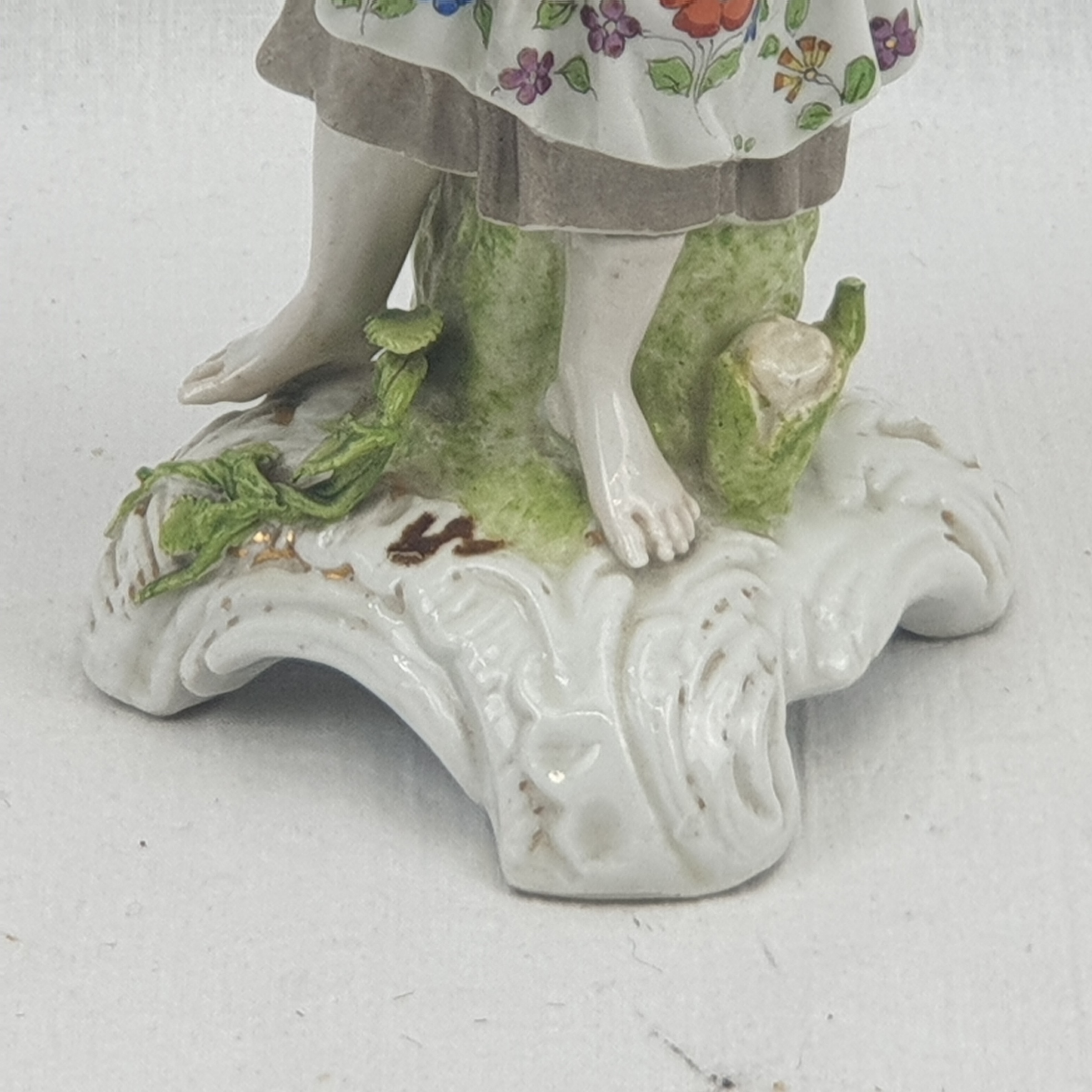 1880s Augustus Rex Porcelain Figurine Of A Lady With Fruit Basket By Helena Wolfsohn 8