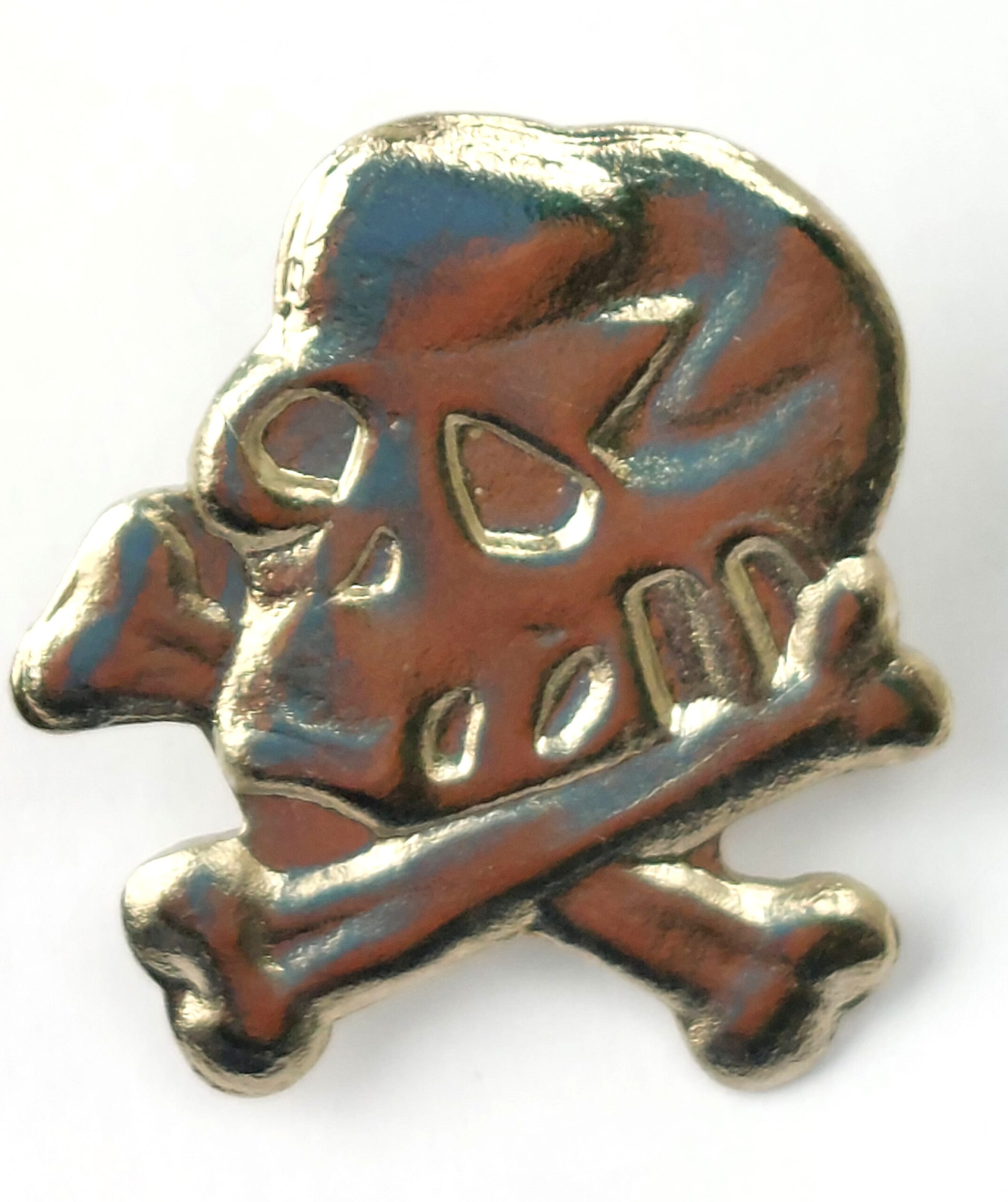 Modern Skull & Crossbones Enamel Lapel Pin Badge – Brass Tone – Novelty Biker Style (1)