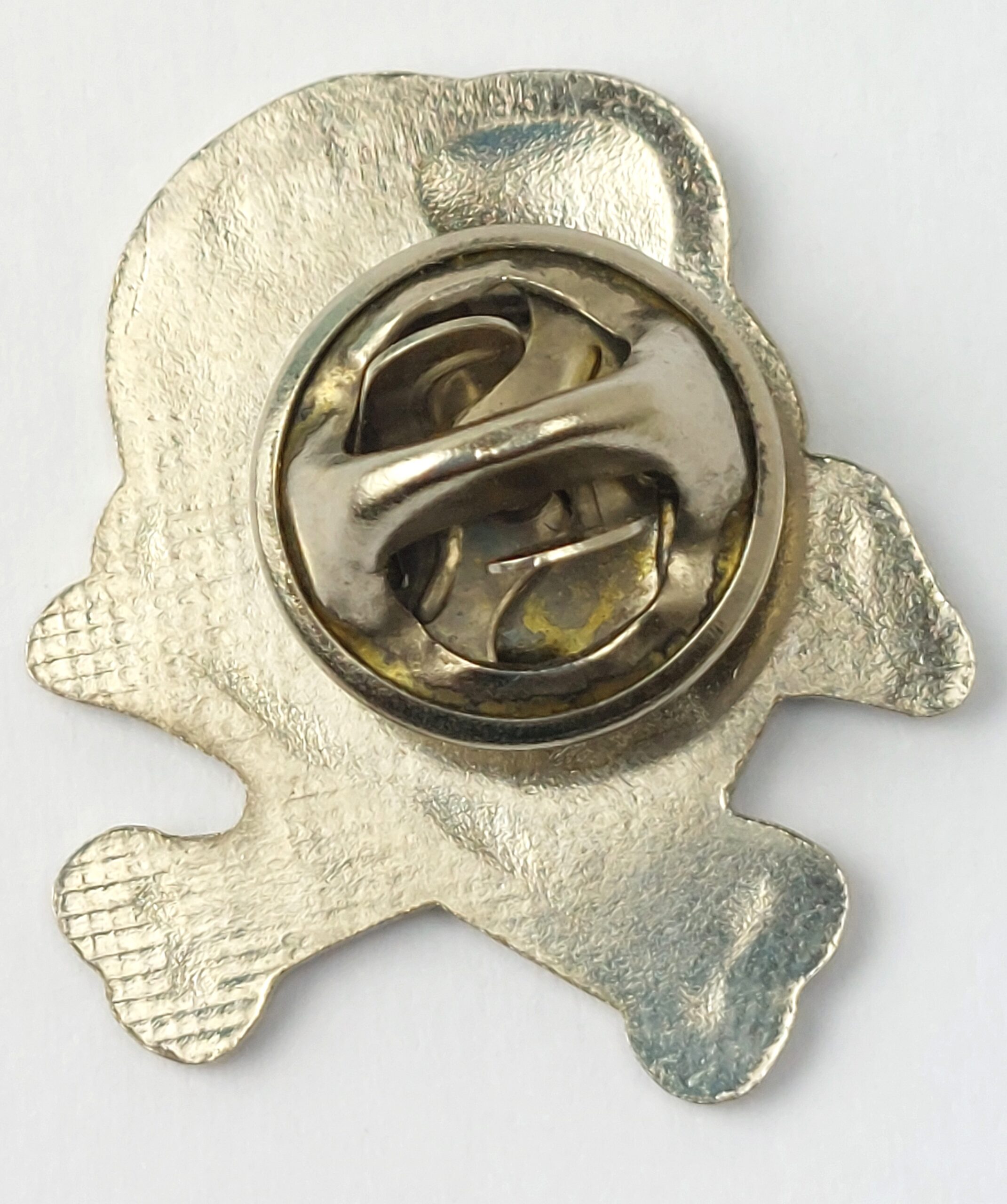 Modern Skull & Crossbones Enamel Lapel Pin Badge – Brass Tone – Novelty Biker Style (2)