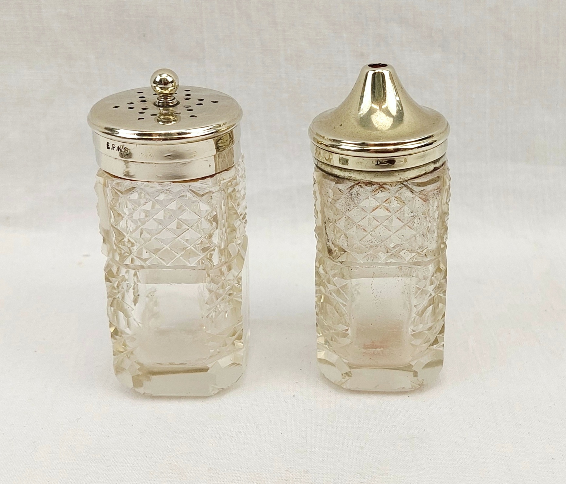 JA_2648243560 – Cut-Glass Cruet Set on Silver-Plated Stand (3)