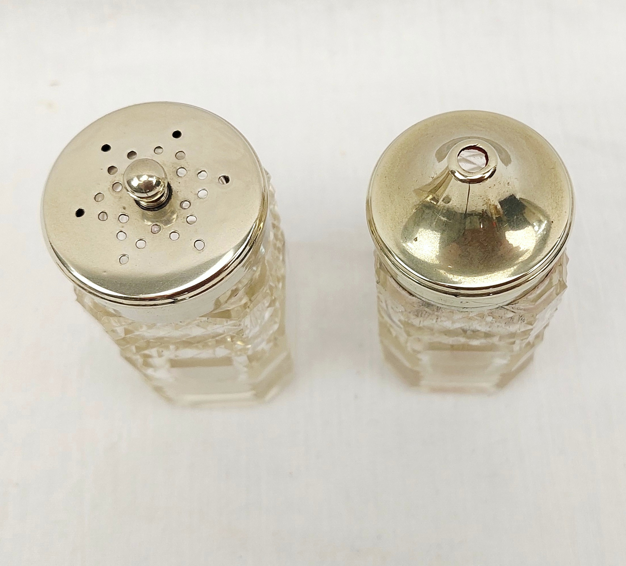 JA_2648243560 – Cut-Glass Cruet Set on Silver-Plated Stand (4)