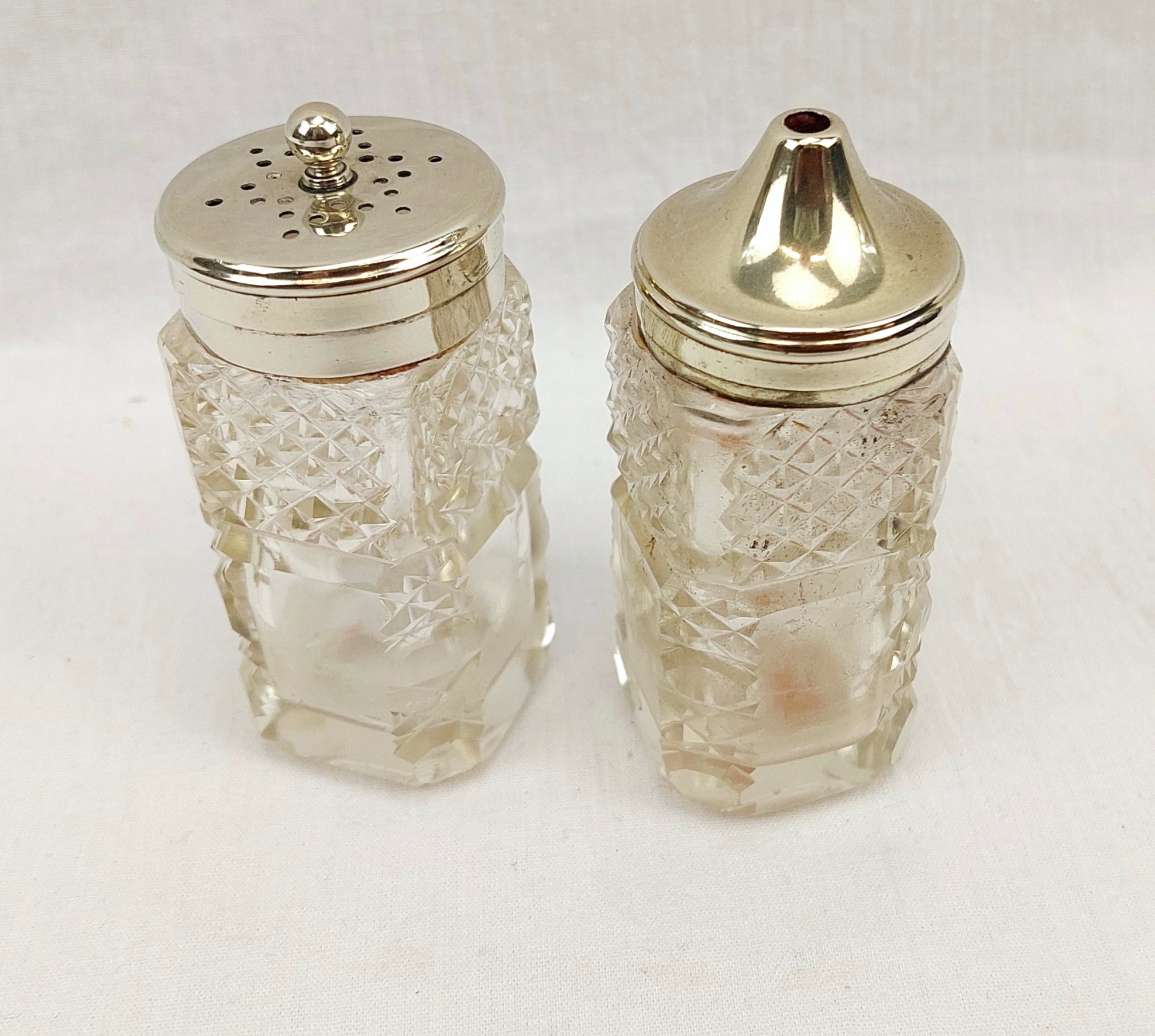 JA_2648243560 – Cut-Glass Cruet Set on Silver-Plated Stand (5)
