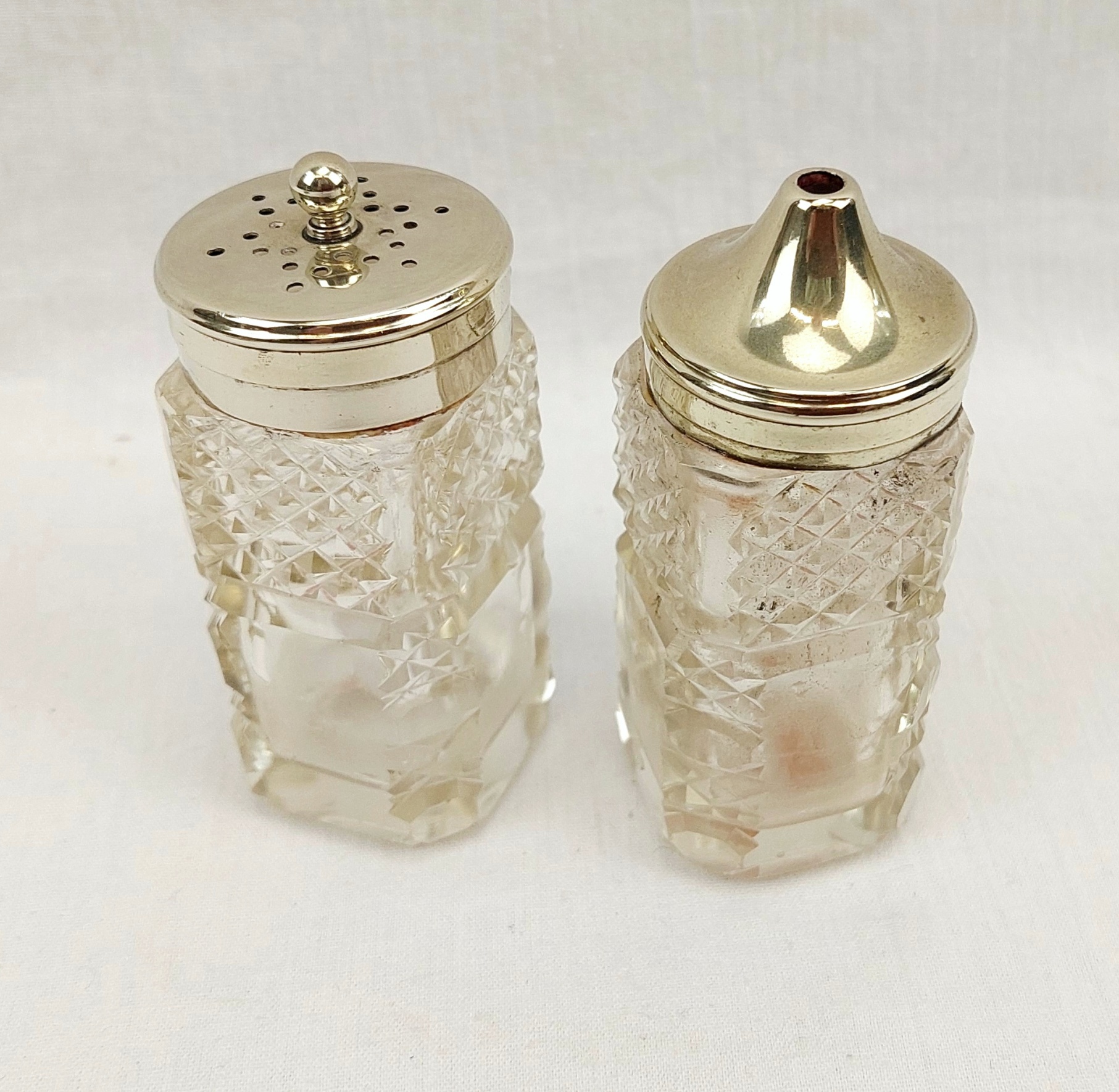 JA_2648243560 – Cut-Glass Cruet Set on Silver-Plated Stand (6)