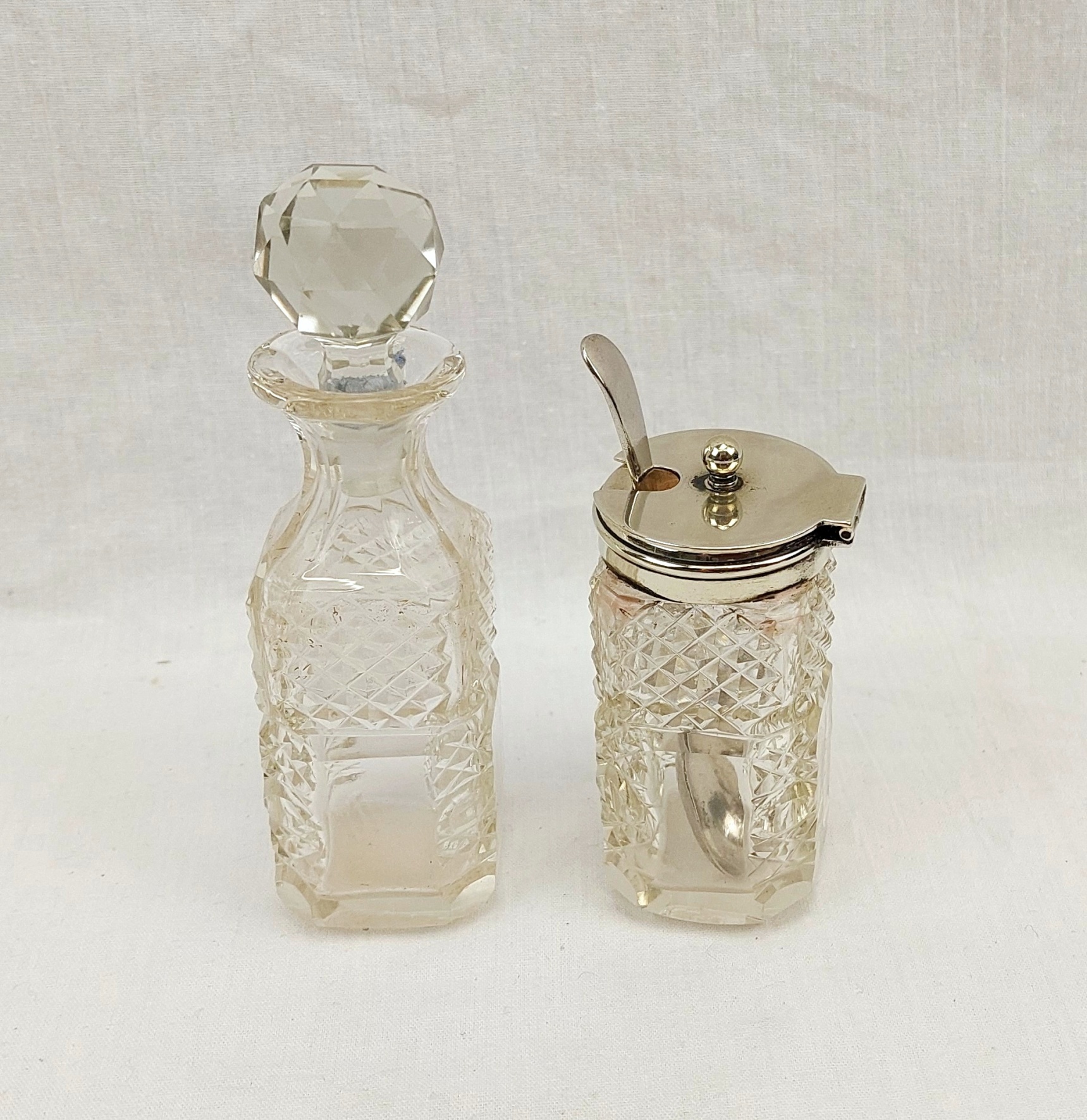 JA_2648243560 – Cut-Glass Cruet Set on Silver-Plated Stand (7)
