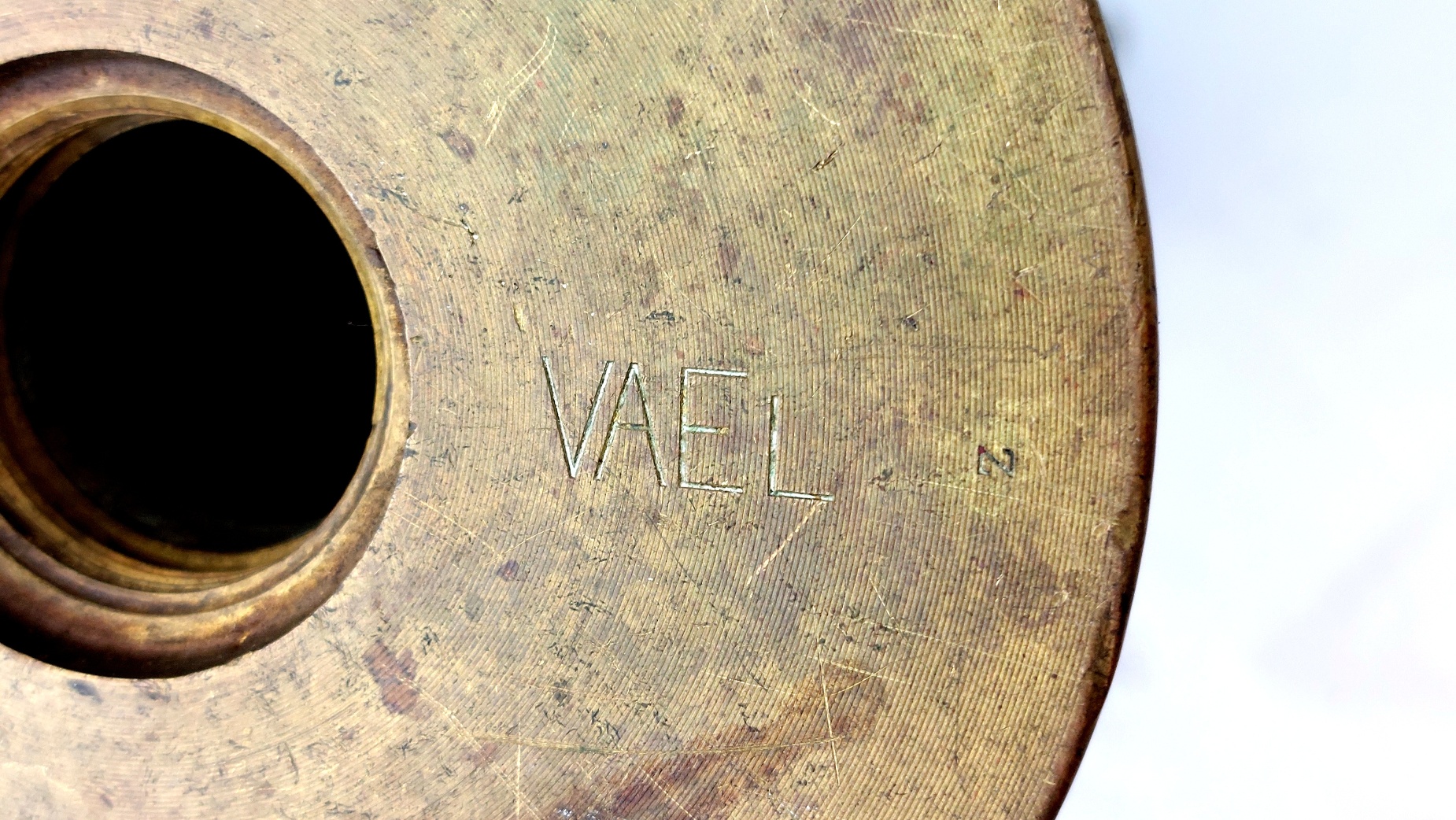 British / Commonwealth, Dated 1937, 3-Inch 20 CWT Mk II Anti-Aircraft Shell Case Trench Art Vase, VAEL, New Zealand Broad Arrow Marked - Image 8